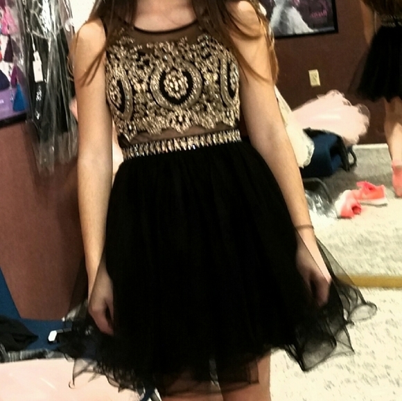 Black and Gold Formal dress - Picture 3 of 4